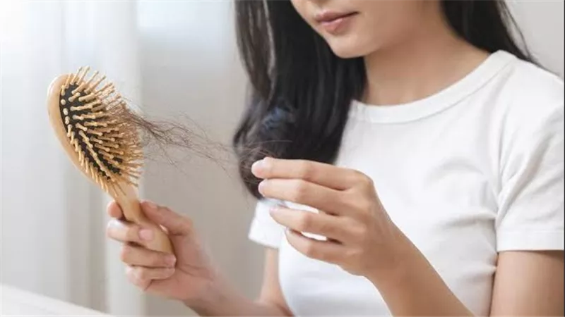 تساقط الشعر في المنام.. رموز خفية ودلالات نفسية ورسائل تحذيرية