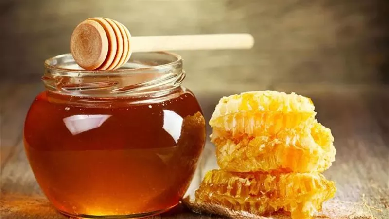 فوائد تجهلها عن تناول عسل النحل على الريق.. أبرزها تعزيز المناعة