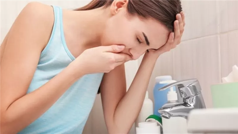 الشعور بالغثيان بعد الحلويات.. مشاكل صحية أم عادات غذائية خاطئة؟