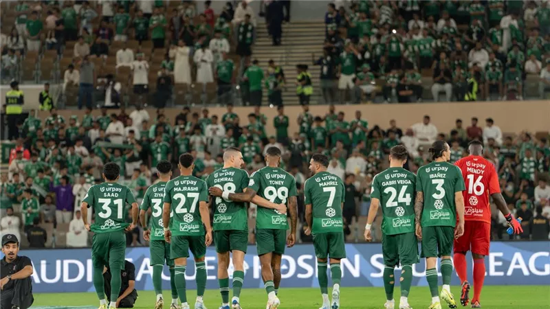 الأهلي يحسم كلاسيكو الشباب بثلاثية مثيرة في الدوري السعودي