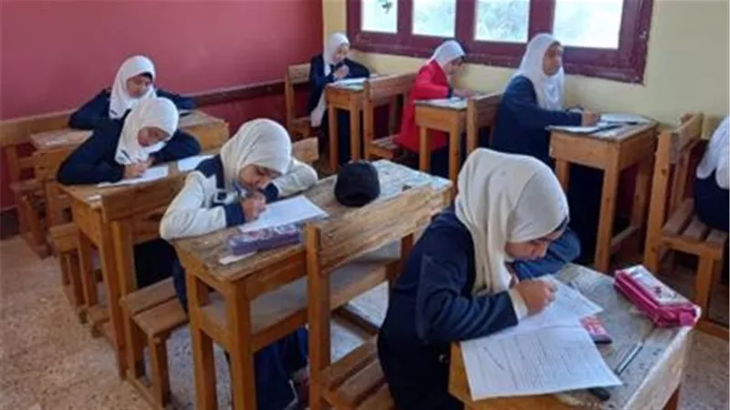 امتحانات نصف العام الدراسي 2025 وآراء الطلاب اليوم .. الإنجليزي صعب 