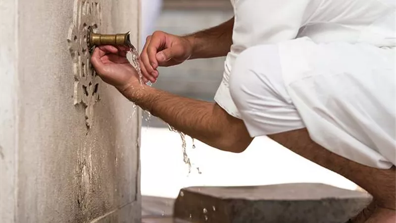 هل الوضوء بالماء البارد في الشتاء له أجر أكبر؟.. الافتاء توضح 