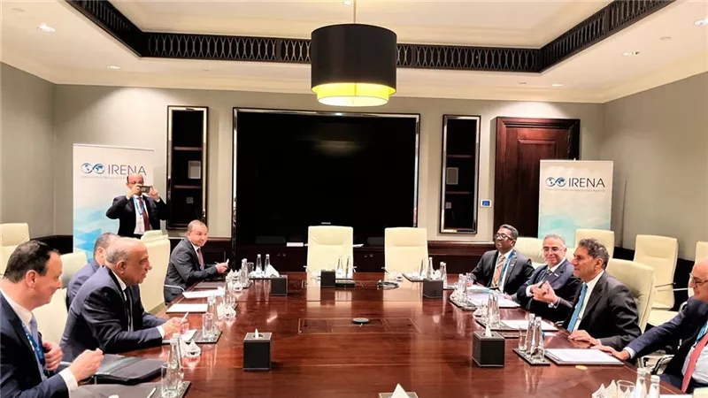 مباحثات بين وزير الكهرباء ومدير عام «IRENA» لتعزيز الشراكة لتأهيل وتدريب الكوادر 