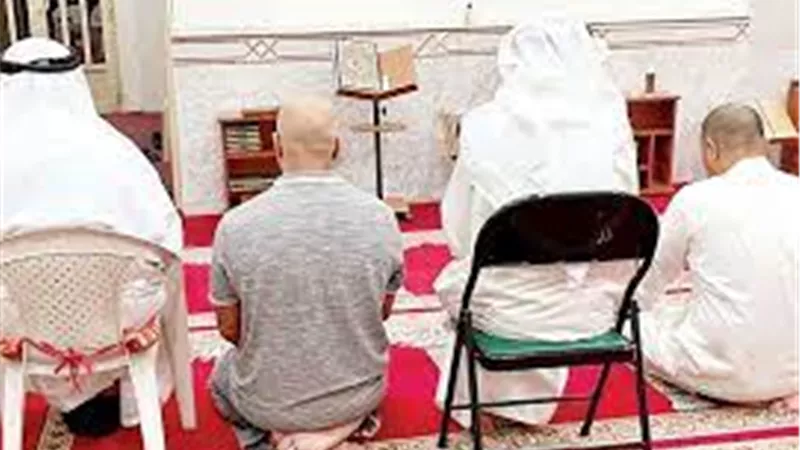 حكم الصلاة على الكرسي في الفريضة و النافلة.. مستشار المفتى يُجيب