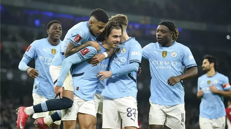 مدافع مانشستر سيتي يحسم قراره بالانتقال لـ الدوري السعودي 