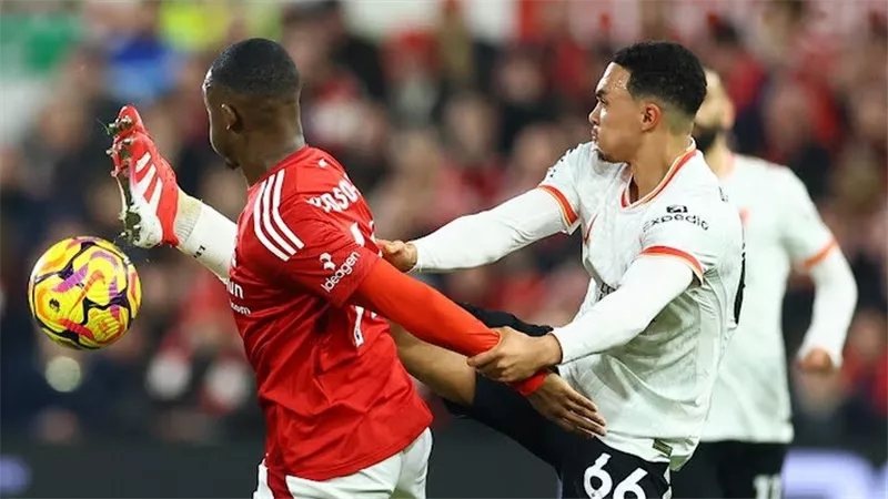 الدوري الإنجليزي.. نوتينجهام فورست يزور مرمى ليفربول في الشوط الأول