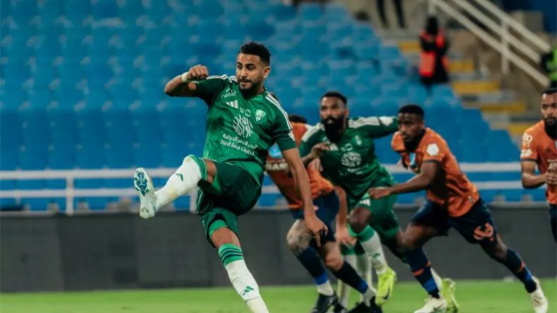 رياض محرز يقود تشكيل الأهلي ضد الخلود في الدوري السعودي