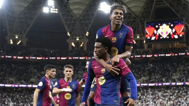 تشكيل برشلونة| رافينيا ويامال في الهجوم.. وليفاندوفسكي على دكة البدلاء أمام بيتيس