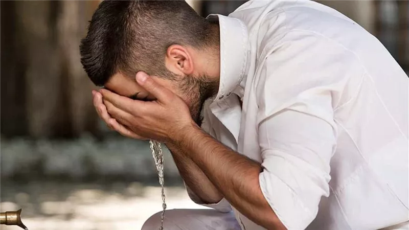المسح على الأكمام والشراب للرجال والنساء.. ضوابط شرعية وتوضيحات فقهية