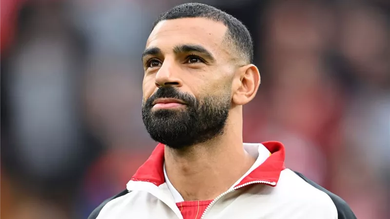 باريس سان جيرمان يتمسك بضم محمد صلاح رغم صراع الهلال السعودي 