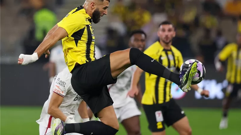 الدوري السعودي| الاتحاد يتفوق على الرائد بهدفين  في الشوط الأول