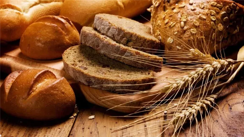 الفرق بين الخبز البايت و الطازج.. اعرف تأثيرهما على صحتك؟