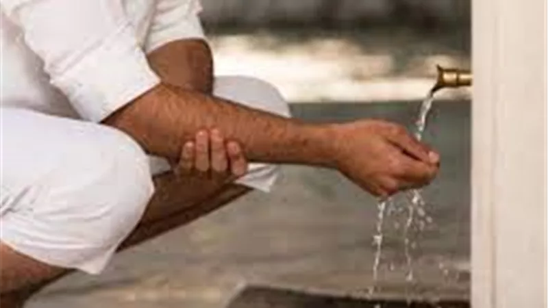 كيفية الوضوء الصحيح للصلاة بالتفصيل.. خطواته وأحكامه الشرعية