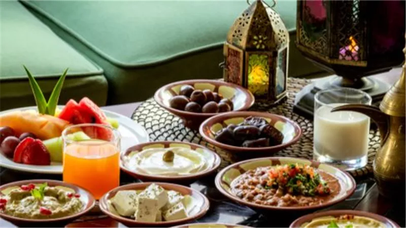 نصائح خبير التغذية للسحور المثالي في رمضان ..أفضل وأسوأ الأطعمة لصيام صحي