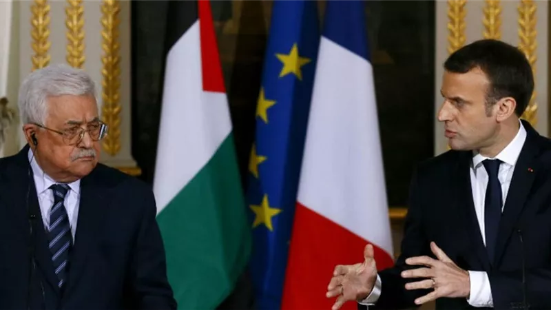 الرئيس الفلسطيني يبحث مع ماكرون مستجدات الأوضاع في فلسطين
