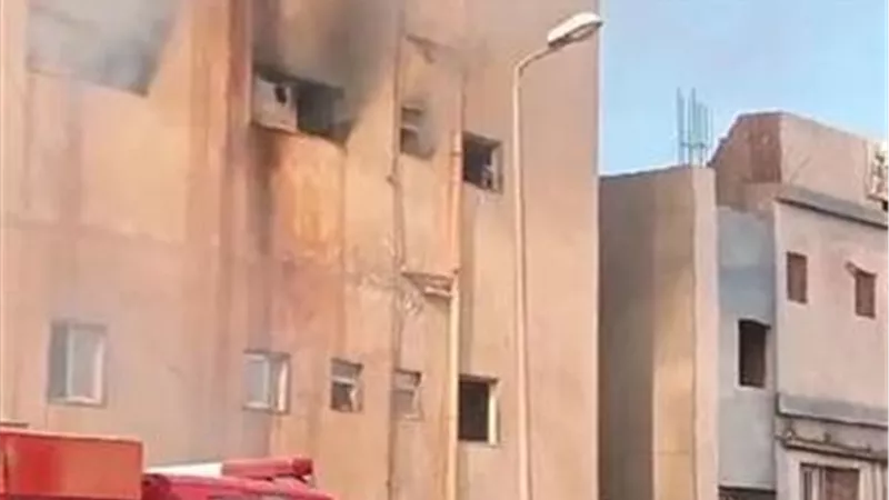 بـ3 سيارات إطفاء.. الحماية المدنية تسيطر على حريـ.ق بمصنع إلكترونيات في الروبيكى