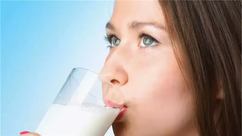 الحليب وسرطان الأمعاء.. دراسة حديثة تكشف تأثيرًا وقائيًا مذهلًا