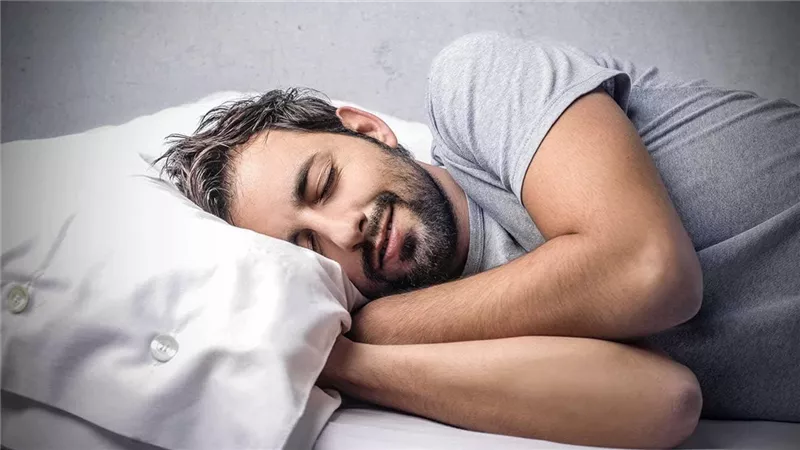 حكم النوم طوال النهار في رمضان.. الإفتاء: من عرف قيمته لن يضيع لحظة منه 