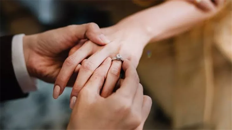 زوجة تتزوج بآخر خلال غياب زوجها للعمل بالخارج والنيابة تحقق.. تفاصيل صادمة 
