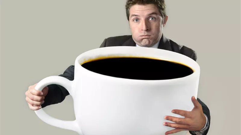  كيف يؤثر الإفراط في تناول الكافيين على النوم والجهاز الهضمي؟