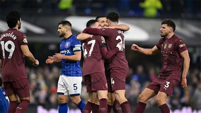 الدوري الإنجليزي.. مانشستر سيتي يدك إيبسويتش تاون بثلاثية في الشوط الأول