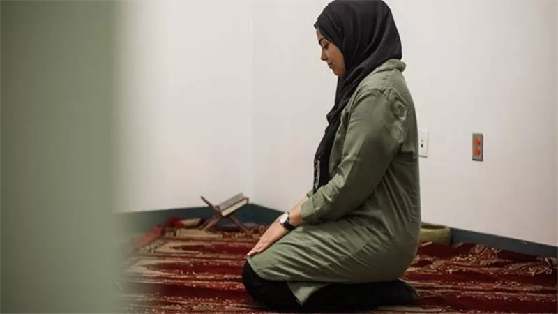 ماهو حكم دار الإفتاء المصرية في صلاة المرأة بالبنطلون؟ أمين الفتوى يوضح