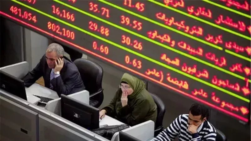 اللون الأحمر يخيم على مؤشرات البورصة المصرية في منتصف تعاملات اليوم