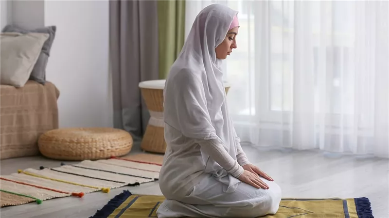 الرأي الشرعي في صلاة المرأة وقدميها مكشوفتين.. توضيحات من دار الإفتاء