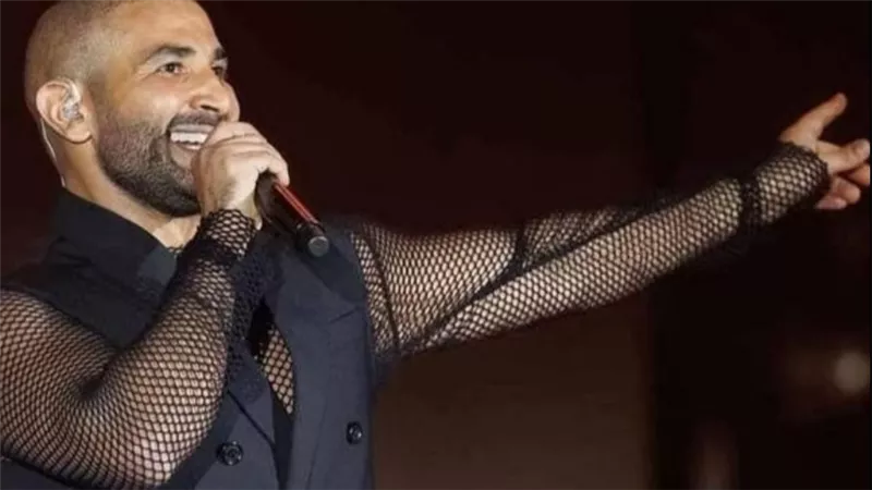 تقاليع أحمد سعد.. حكايات المطرب المشاكس مع الحلق والملابس الشفافة 