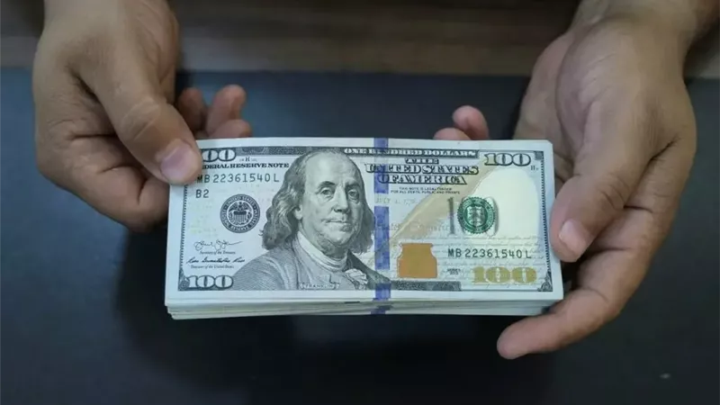 سعر الدولار مقابل الجنيه المصري اليوم السبت في 15 بنكًا
