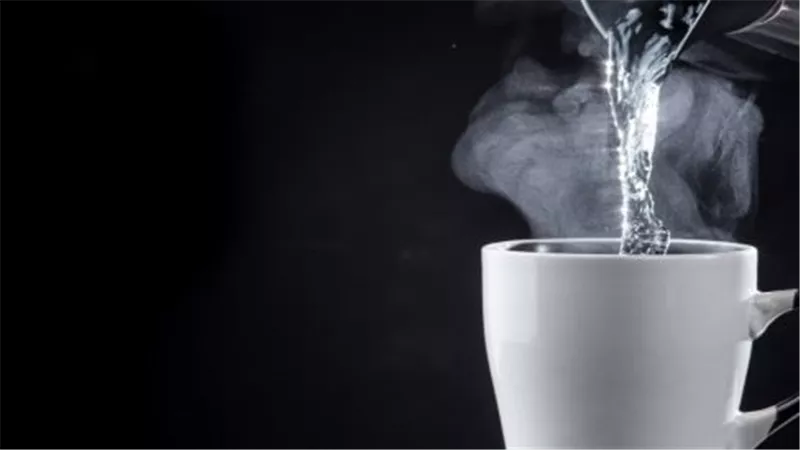 فوائد وأضرار شرب الماء الساخن.. ماذا يقول الخبراء