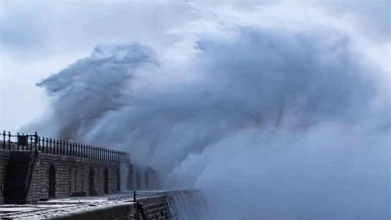 آخر تطورات العاصفة إيوين.. شلل في مطارات وسكك حديد بريطانيا 