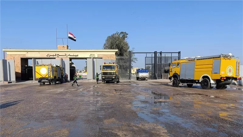 جهود مكثفة بمعبر رفح.. تجهيز 130 شاحنة مساعدات تمهيدًا لإدخالها قطاع غزة