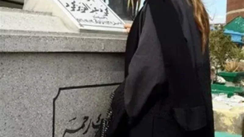 حكم ارتداء الملابس السوداء في فترة الحداد.. وأحكام العدة للنساء