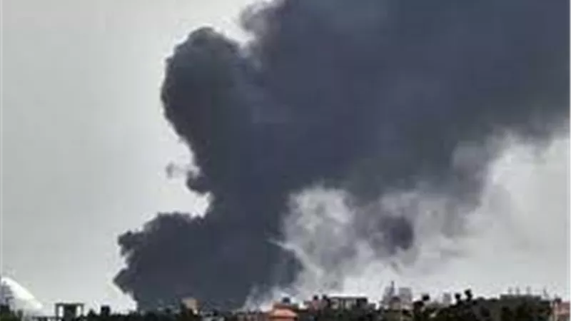 ماذا يحدث في السودان؟.. تصاعد القـ ـتال والنيران تلتهم مصفاة الجيلي