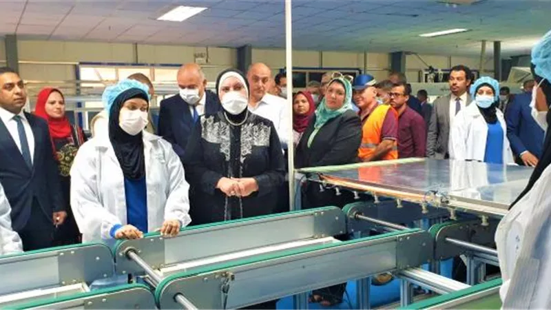 وزيرة التجارة والصناعة تتفقد 3 مصانع بمنطقة قفط الصناعية بمحافظة قنا