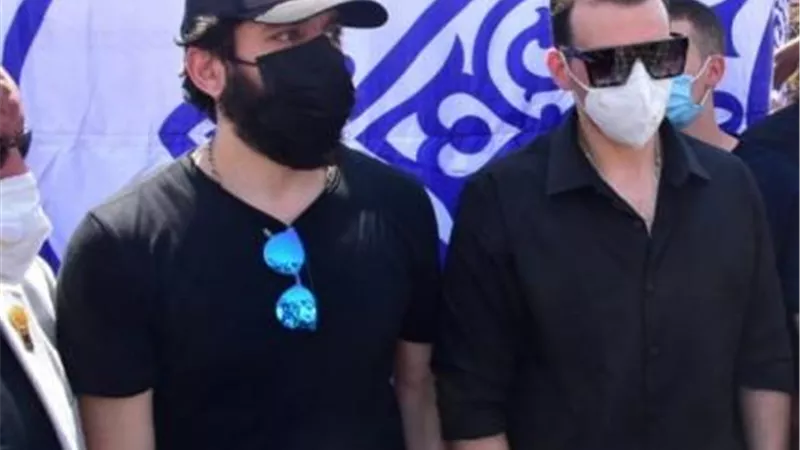 حسن الرداد ورامى رضوان يعملان على الانتهاء من إجراءات دفن دلال عبد العزيز