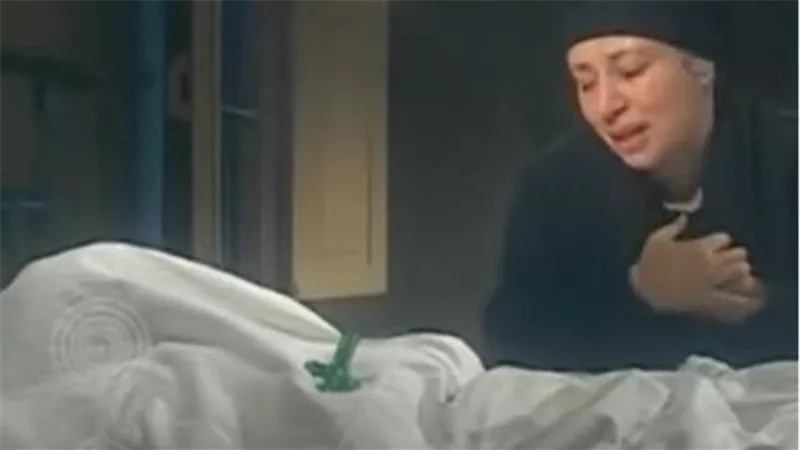 شاهد.. دلال عبد العزيز فى  الكفن وعبلة كامل تنهار من البكاء فى مشهد مؤثر