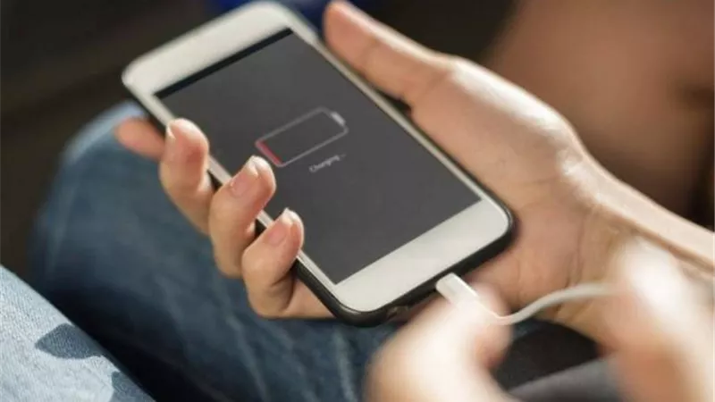 أخطاء شائعة لا تحافظ على البطارية.. تعرف عليها