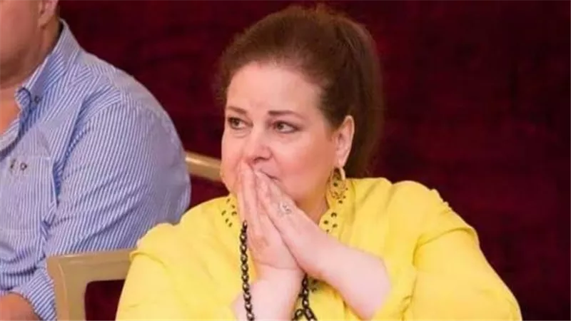 انتهاء مراسم دفن دلال عبد العزيز.. وحسن الرداد ورامى رضوان يستقبلان العزاء