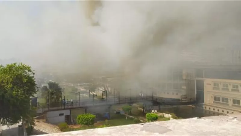 الحماية المدنية تحاول السيطرة على انتشار النار بعائمة نيلية فى الزمالك