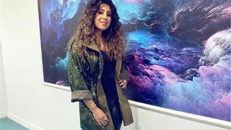 أيتن عامر تطلب من جمهورها الدعاء لنجلها بعد إصابته بكسر في الترقوة