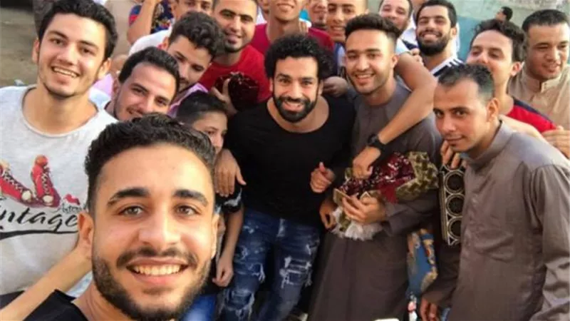فرعون الخير.. صحيفة بريطانية تكشف حجم تبرعات صلاح للفقراء في مصر
