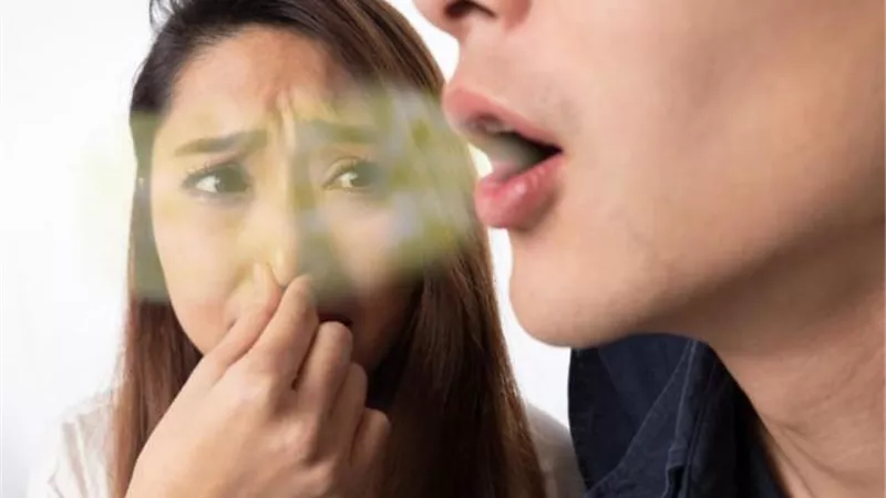 وصفات في المنزل للتخلص من رائحة الفم الكريهة.. ما هى؟