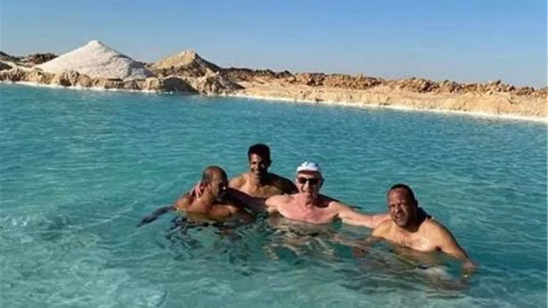 صورة.. محمود حميدة يستمتع بالعطلة الصيفية بصحبة أصدقاء العمر