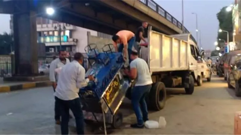 صور.. ضبط وتحرير غرامات للسيارات بالدقي وإزالة أكشاك مخالفه بجنوب الجيزة