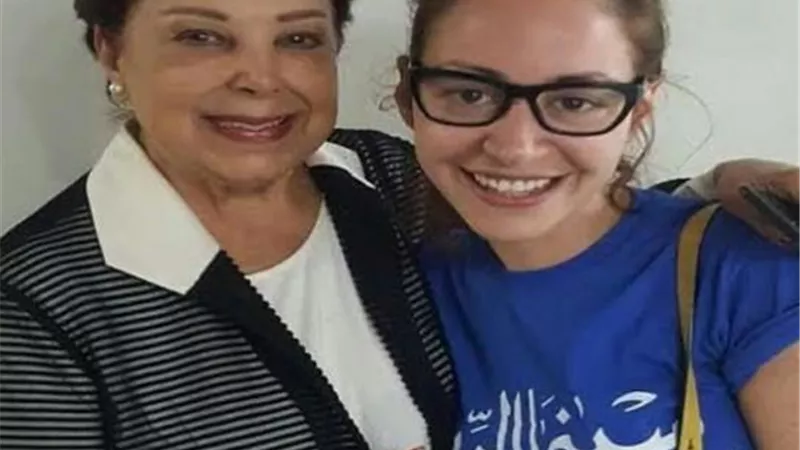 منة شلبي ناعية رجاء الجداوي: ”كانت سند الجميع ورحيلها وجع قلبي”