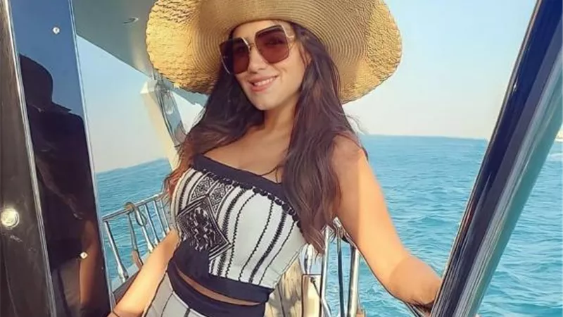 مى عمر بإطلالة صيفية مختلفة فى أحدث جلسة تصوير لها