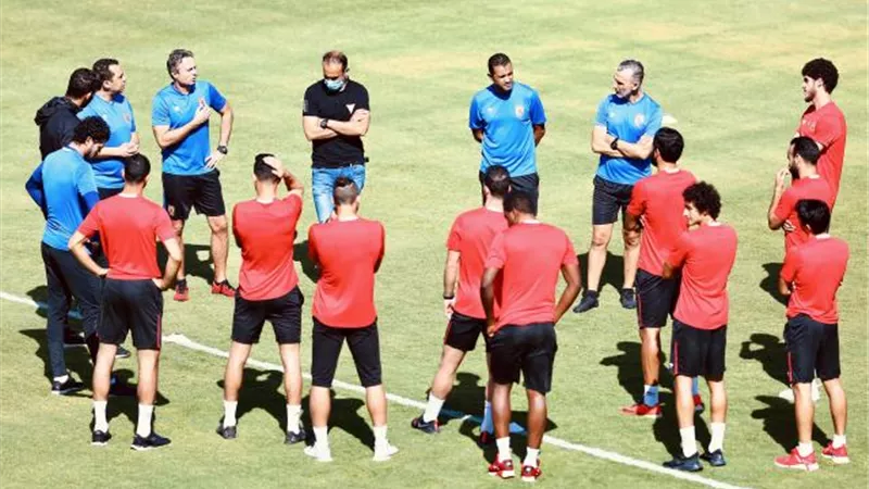 سيزا يجتمع باللاعبين قبل مران الأهلي