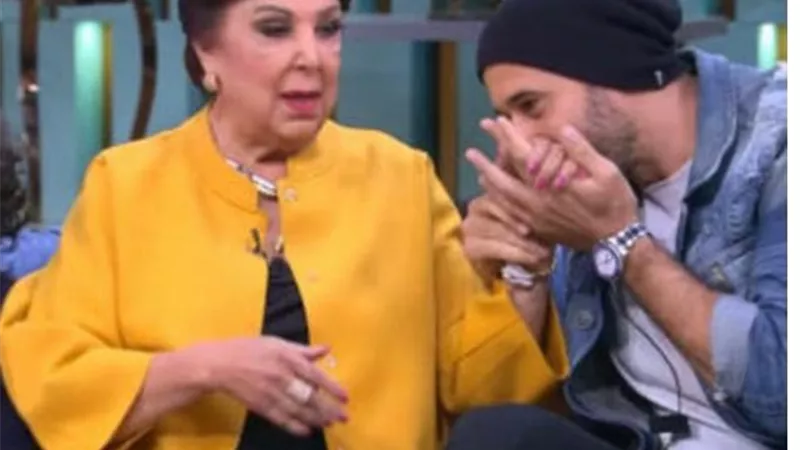 شاهد.. أحمد صلاح السعدني يقبل يد رجاء الجداوي